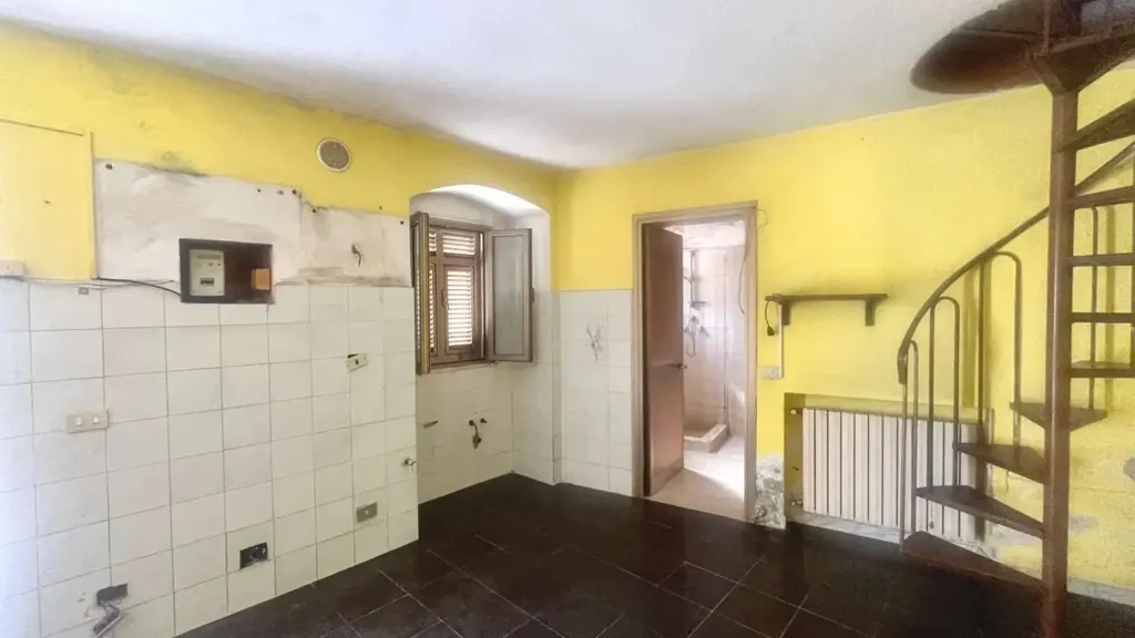 Toad - Semi-detached Villa to Renovate in Massa