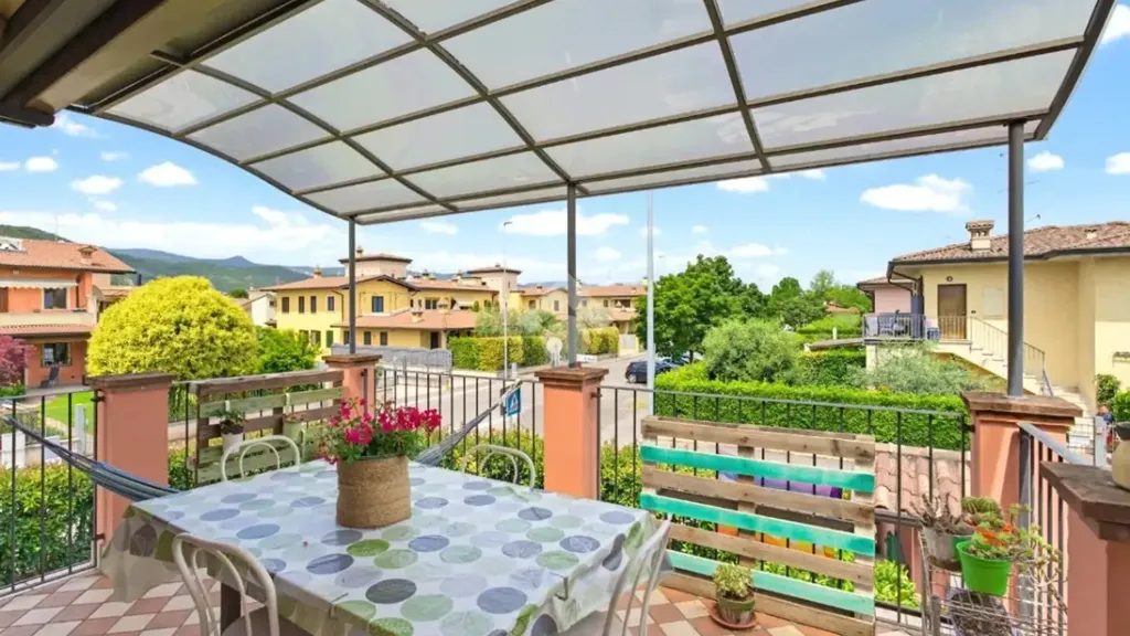 Terrass - Bright Apartment with Terrace in Mazzano
