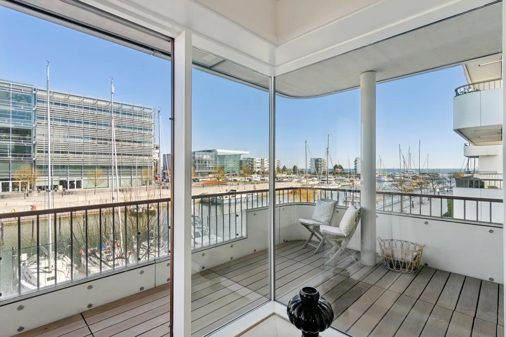 Balcon - Functionalist Flat with Harbour View in Hellerup