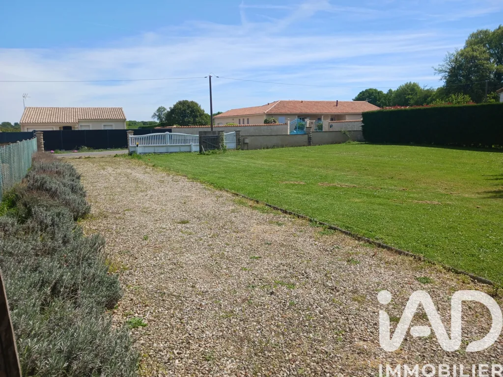 Jardin - Terrain Constructible Viabilisé à Gencay
