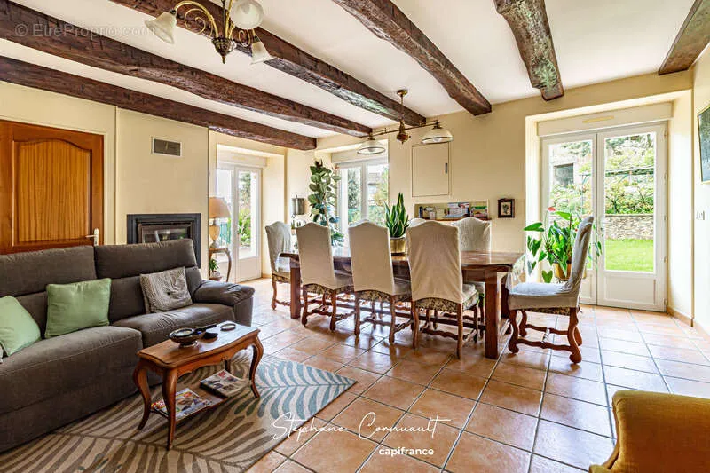 Salle à manger - Ensemble de Maisons avec Piscine dans un Hameau Paisible