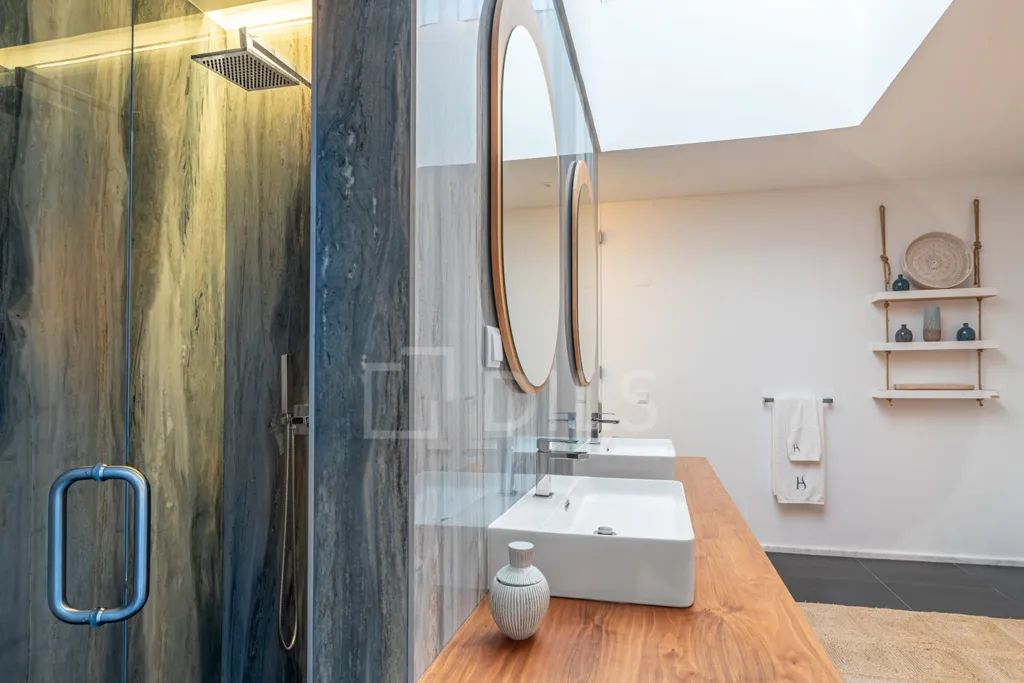 Bathrooms - Modern Villa with Sea View in Troia Resort