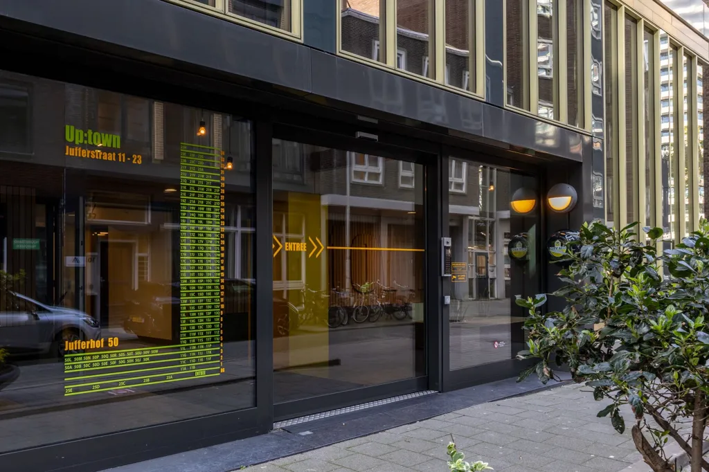 Exterior - Apartment with Skyline View on 27th Floor in Rotterdam