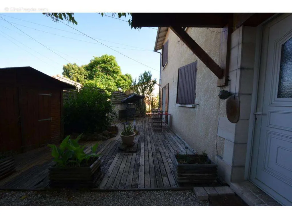 Aed - Spacious House with Terraces in Coutras