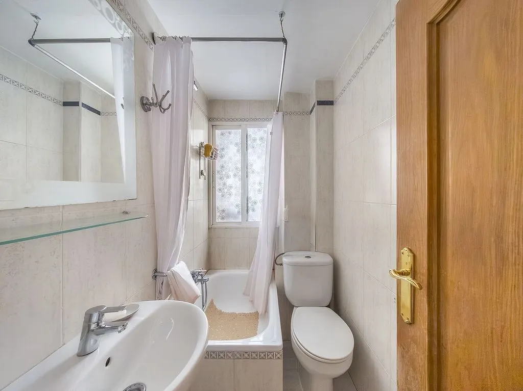 Salles de bain - 3-Bedroom Flat with A/C in Chamartín