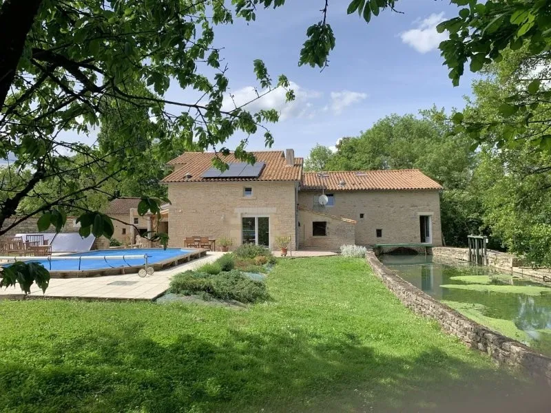 Piscine - Moulin Rénové avec Piscine et Parc près de Niort