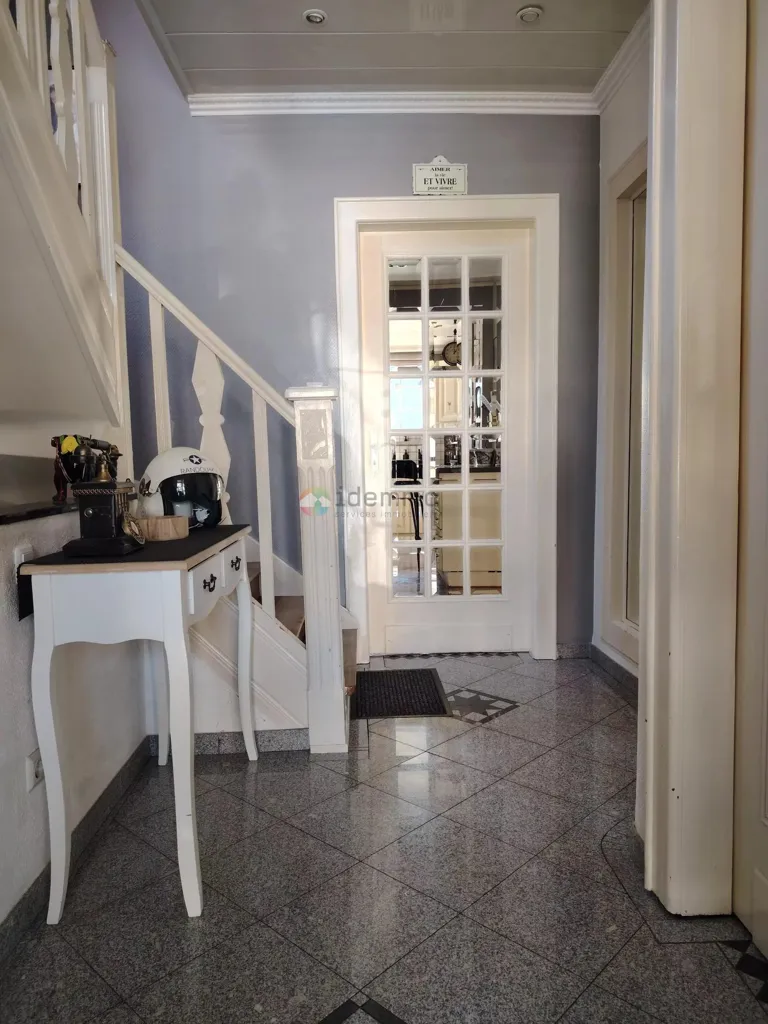 Entrée - Maison avec Terrasses et Bassin à Niederkorn