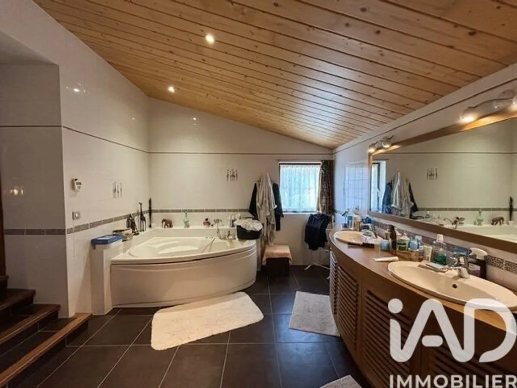 Salles de bain - Villa Luxueuse avec Piscine à Aizenay