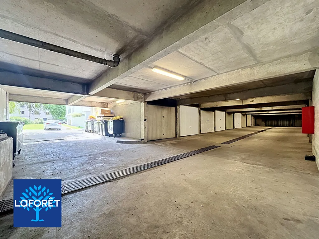Garage - 3-Bed Apartment with Balcony in Evry-Courcouronnes