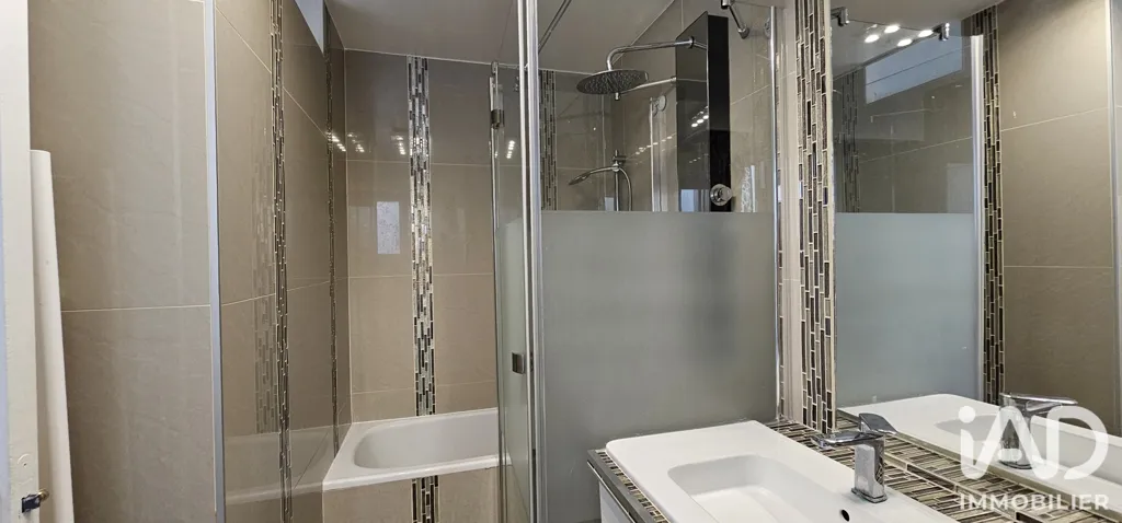 Salles de bain - Villa avec Piscine et Dépendance à Les Pavillons-sous-Bois