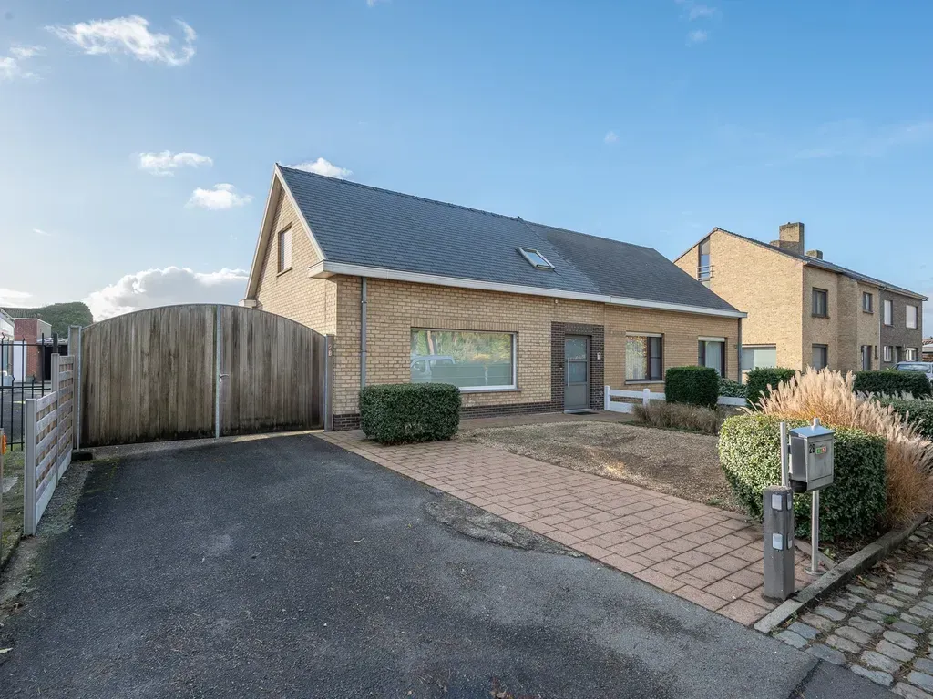 Extérieur - Maison avec Garage Spacieux près du Centre de Maldegem