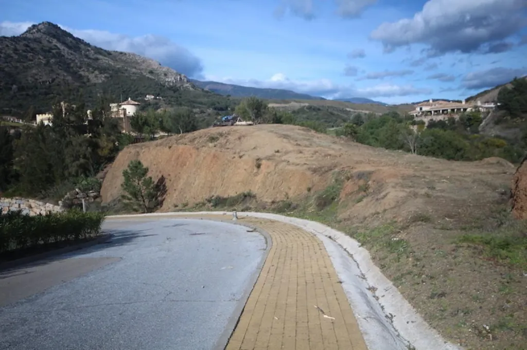 Giardino - Development Plot with Sea Views in Benahavís