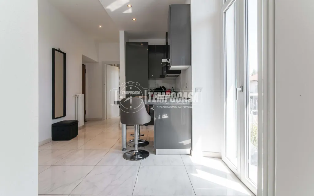 Köök - Rented Two-Bedroom Apartment with Balcony in Como