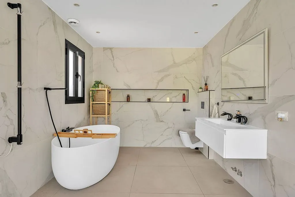 Bathrooms - Modern Villa with Pool and Terrace in Guadalmina