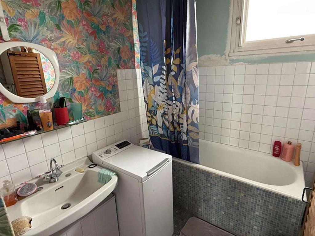 Bathrooms - Apartment with Balcony and Garage in Moulins