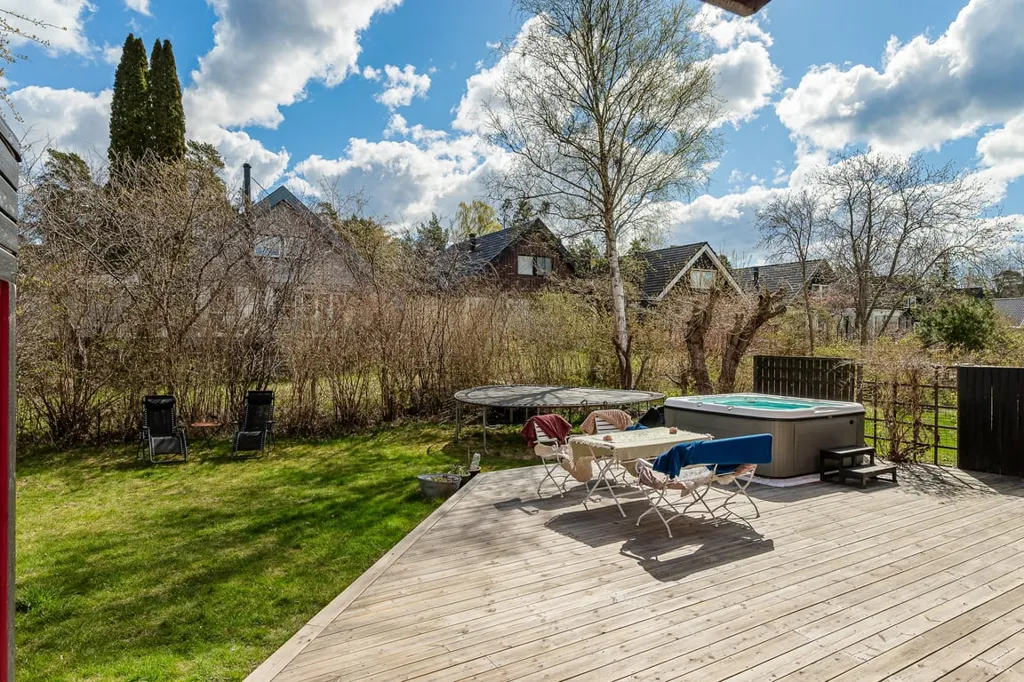 Garden - 1½-Storey Villa with Spa Deck in Quiet Suburb