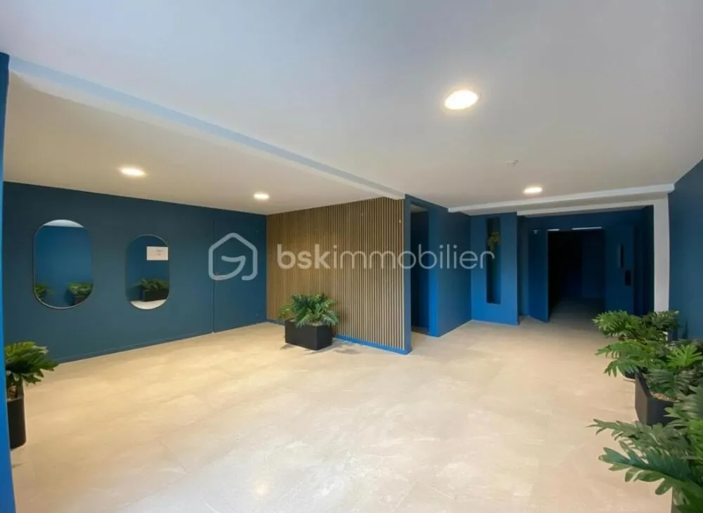 Entrée - Appartement à Aménager avec Balcons à Saint-Christol