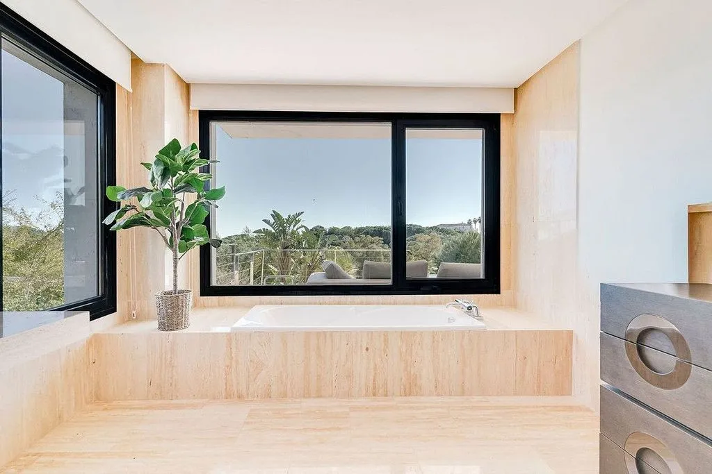 Bathrooms - Chalet with Pool and Terrace in Sotogrande