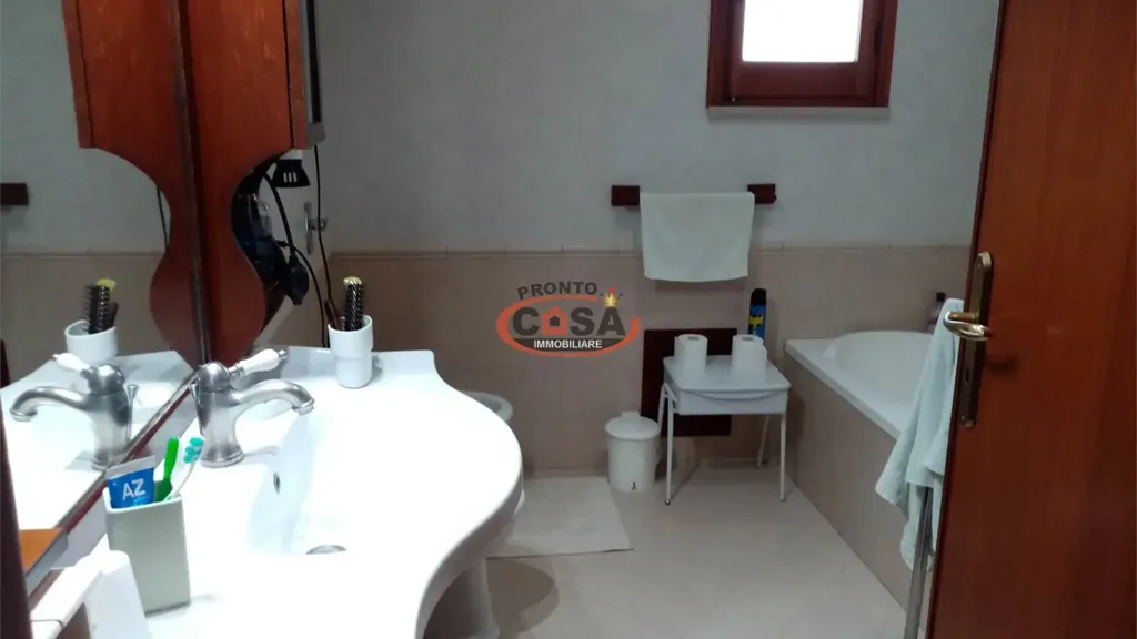 Salles de bain - Two-Storey House with Veranda in Marsala