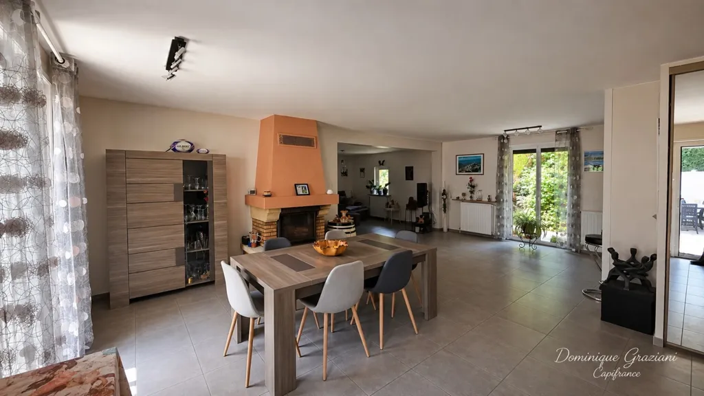 Salle à manger - Maison Plain-pied avec Piscine en Fond d'Impasse Calme