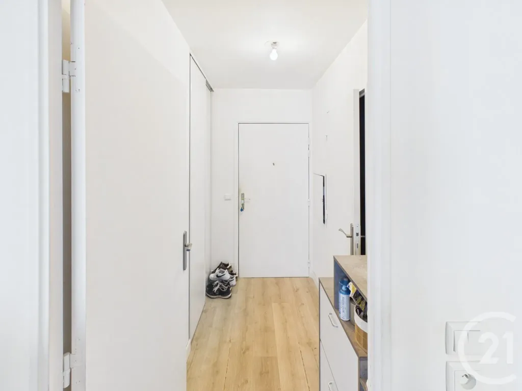 Esik - 2-Bed Apartment with Parking in Trappes