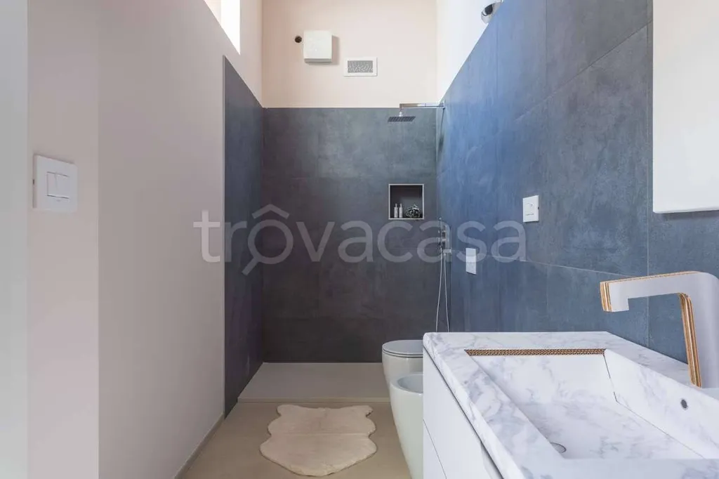 Salles de bain - Mansard Apartment with Lift in Busca