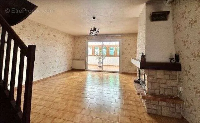 Séjour - Maison Mitoyenne 4 Pièces avec Terrasse à Vendôme