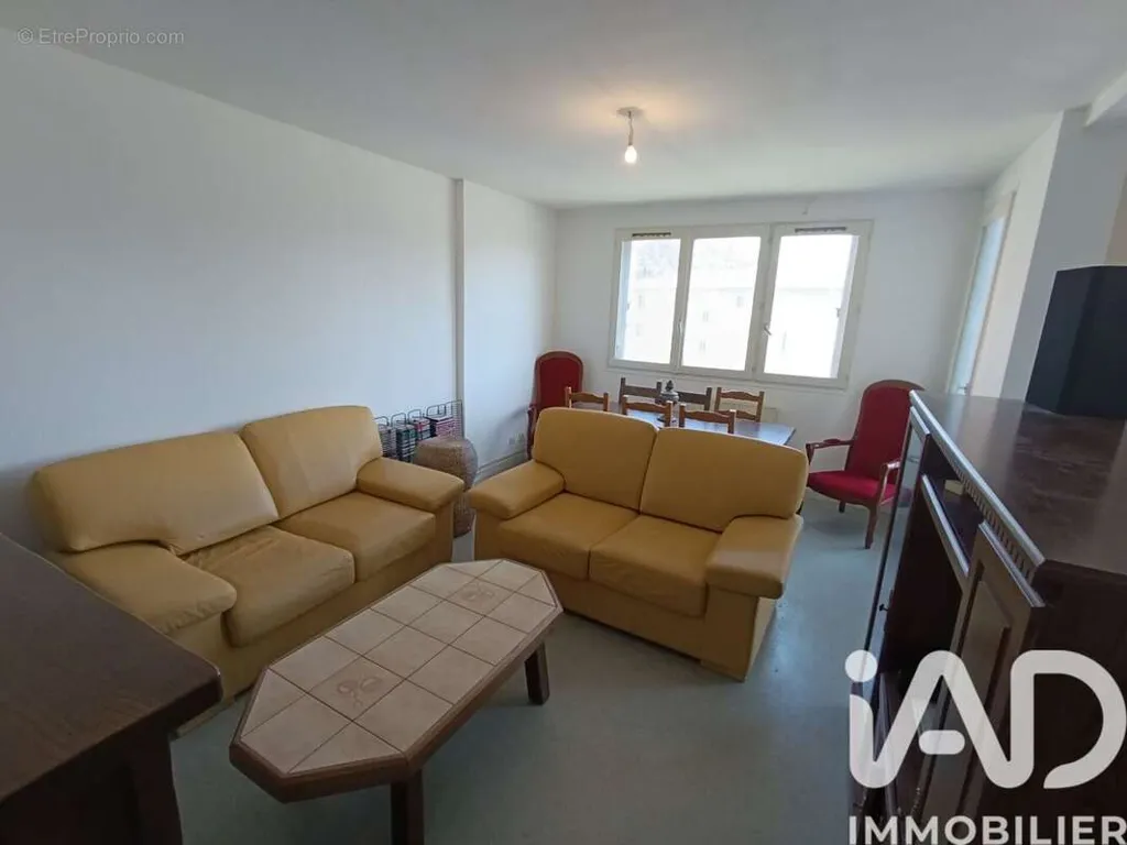 Séjour - Appartement à Rénover avec Balcon à Nouzonville