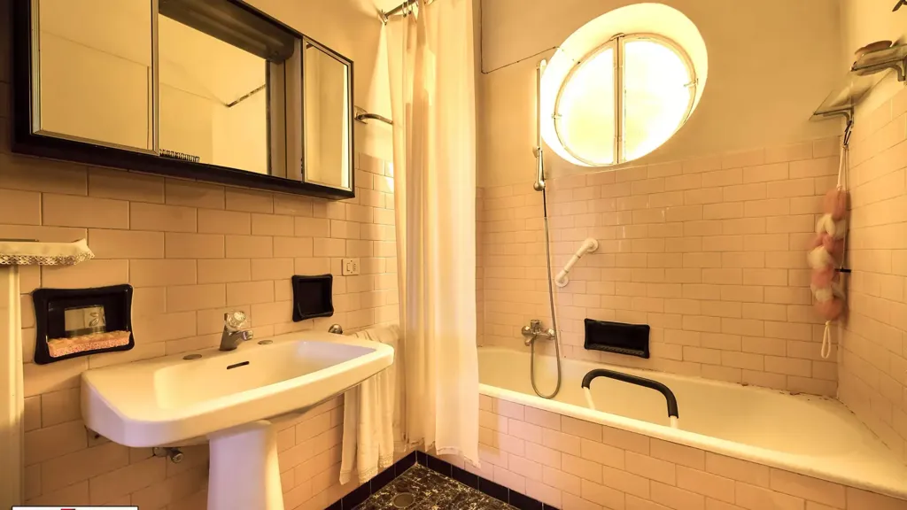 Salles de bain - Bifurcated Villa with Garden in Villa Guardia