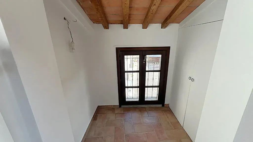 Entrée - Rustic-Style Penthouse with Panoramic Views in Cascina