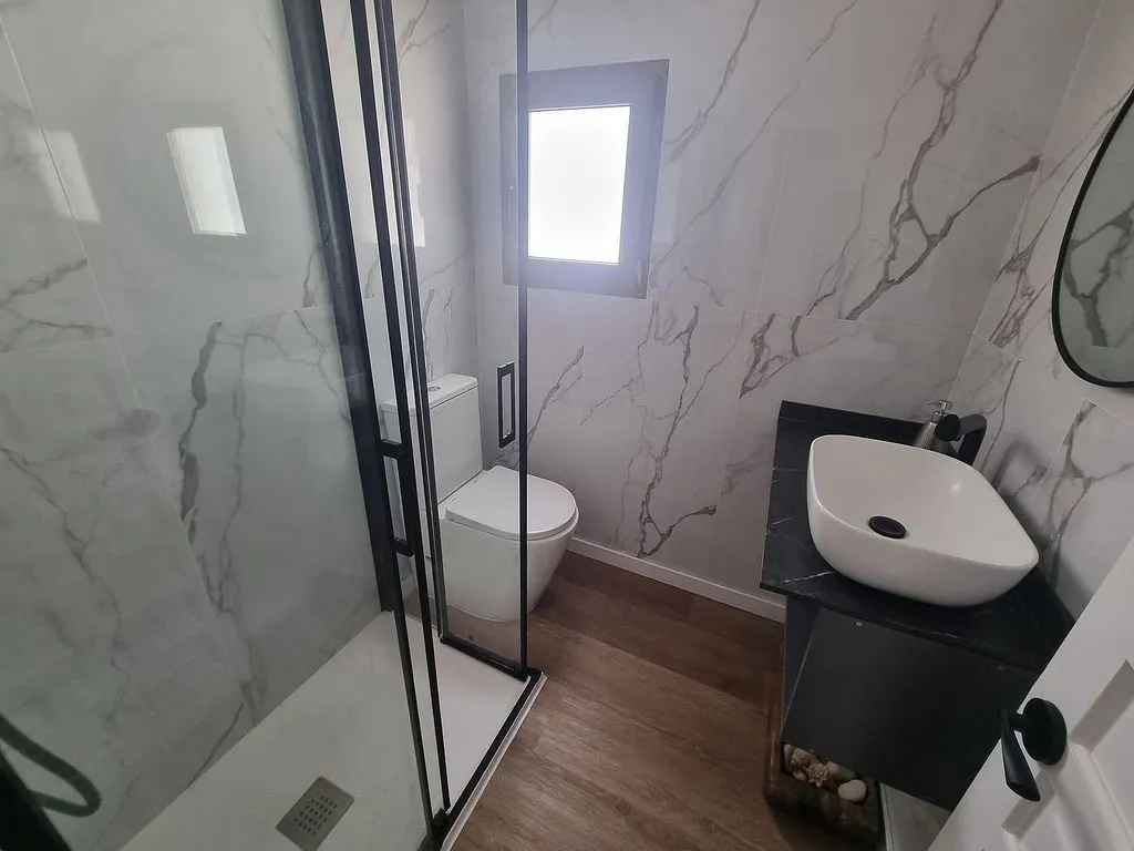 Salles de bain - Modernised House with Terrace in Casalot