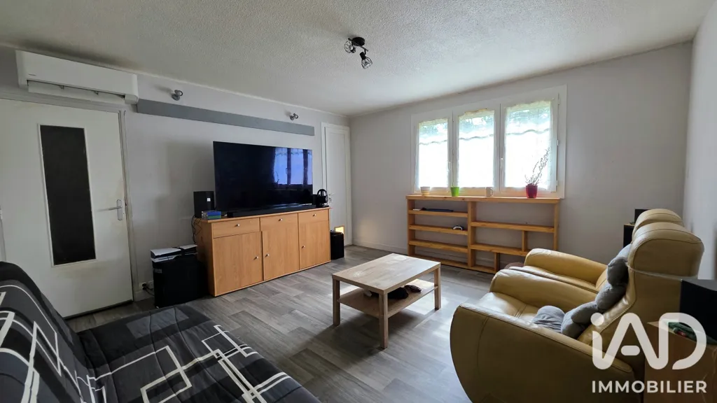 Living Room - Apartment with Loggia in Pont-Saint-Esprit