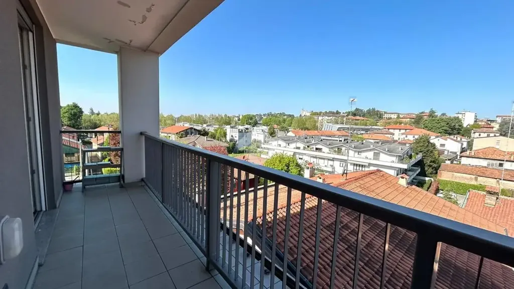 Rõdu - Modern Studio with Balcony in Cantù