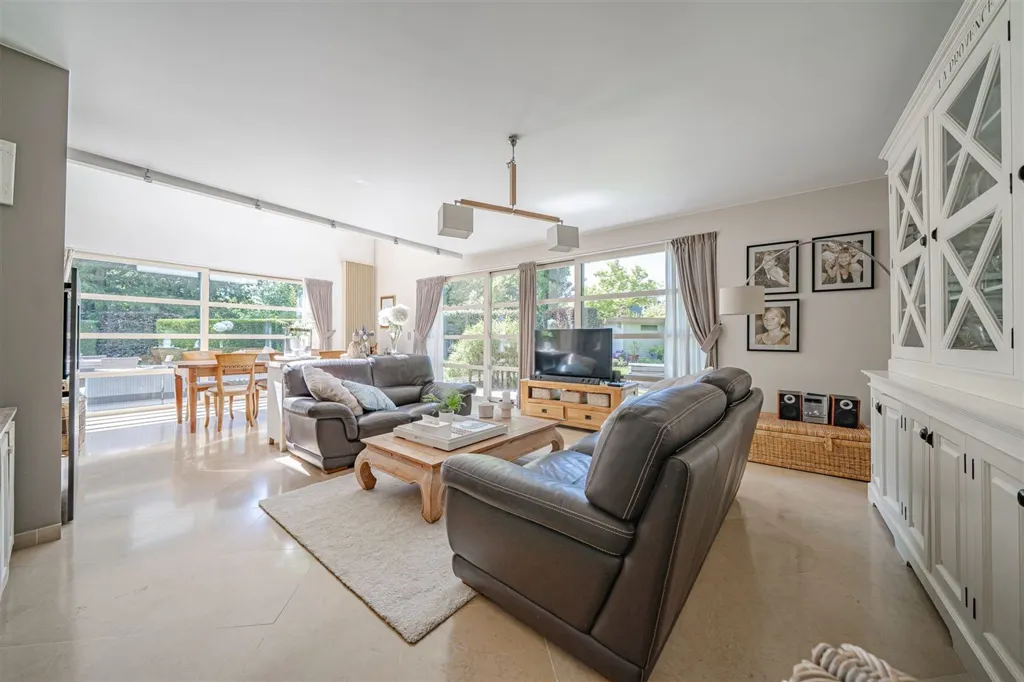 Recent Villa with Pool in Waterloo