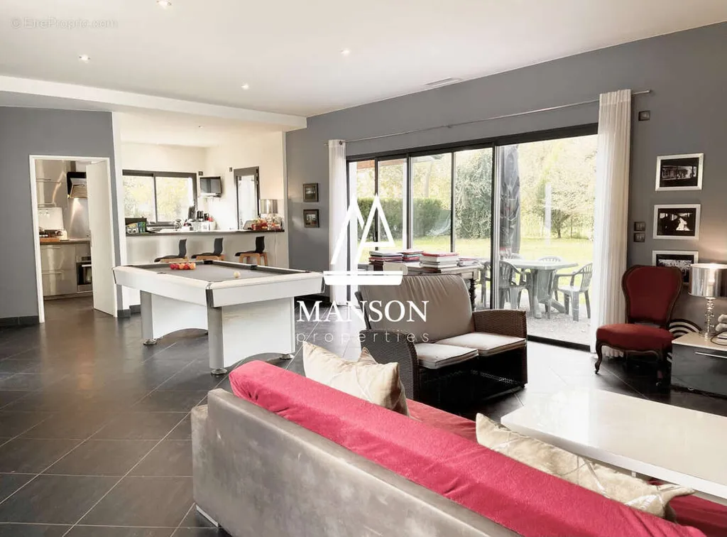 Séjour - Maison contemporaine avec piscine intérieure à Illats