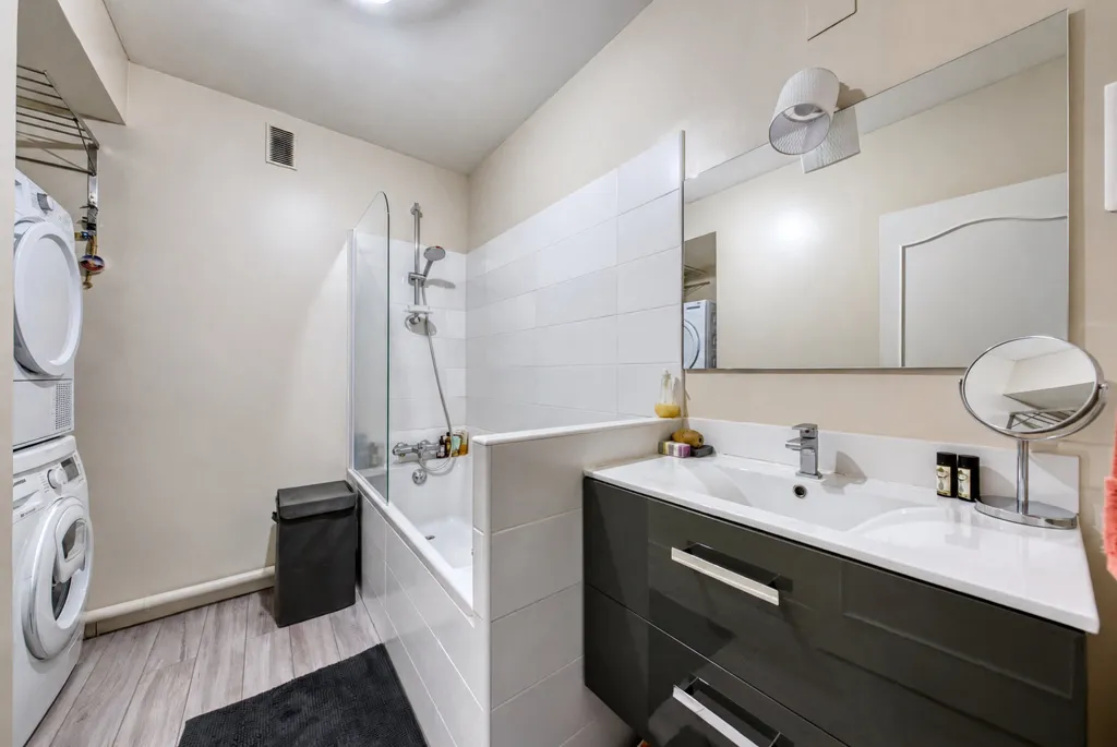 Salles de bain - Appartement T5 avec Balcon à Jeanne d'Arc