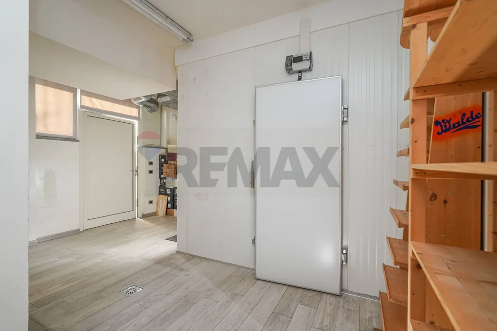 Lavanderia - Retail Space with Frontage on Via Roma, Valbrembo