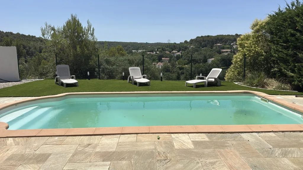 Bassein - House with Pool on Fuveau Heights
