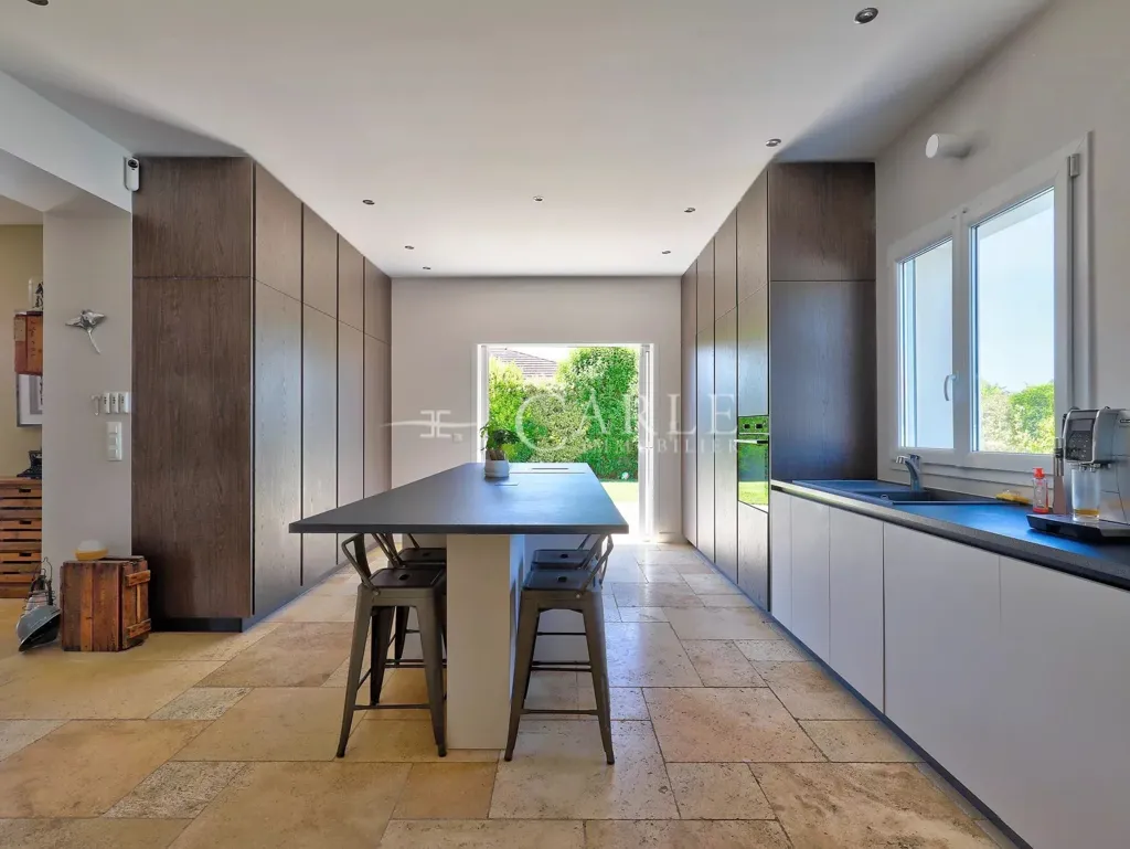 Cuisine - Villa de Standing avec Piscine à Villette d'Anthon