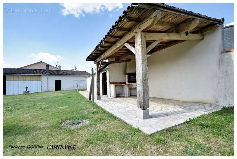 Terrace - Spacious House with Large Garage in Aigondigné