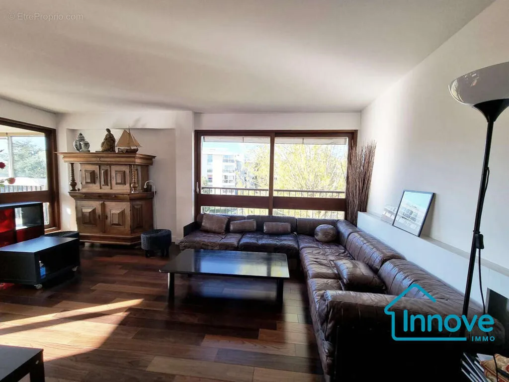 Living Room - Luxury Flat with West View in Le Chesnay
