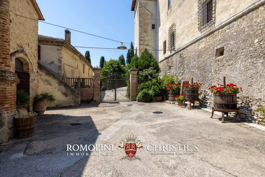 Aed - Historic Estate with Castle in Umbria
