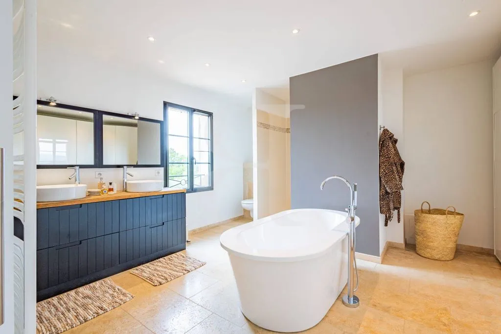 Salles de bain - Maison Luxueuse avec Vue Sud à Ménerbes