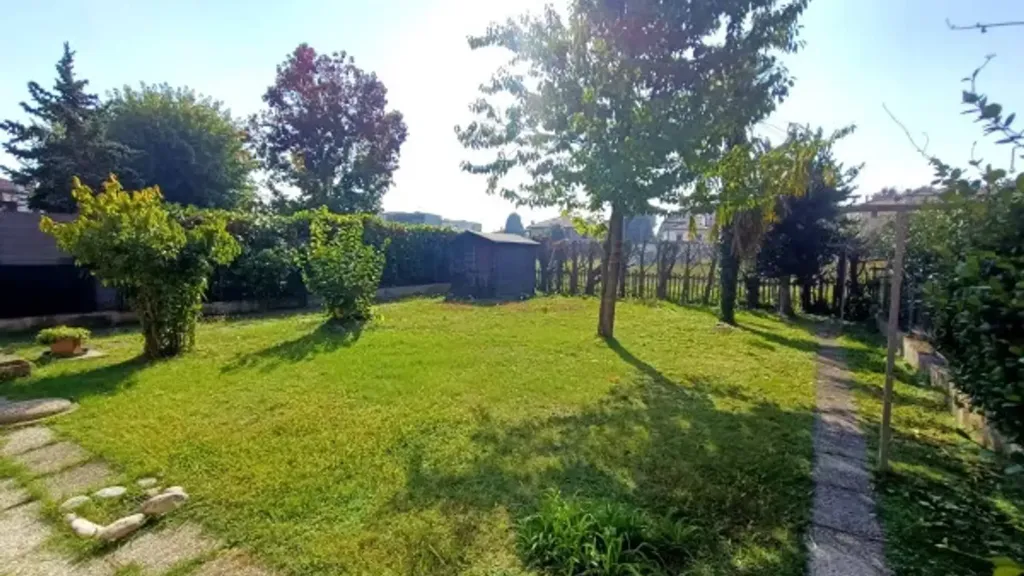 Aed - Terraced Villa with Garden in Adria
