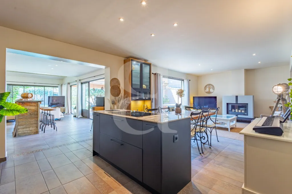 Cuisine - Maison Contemporaine avec Piscine à Ménerbes