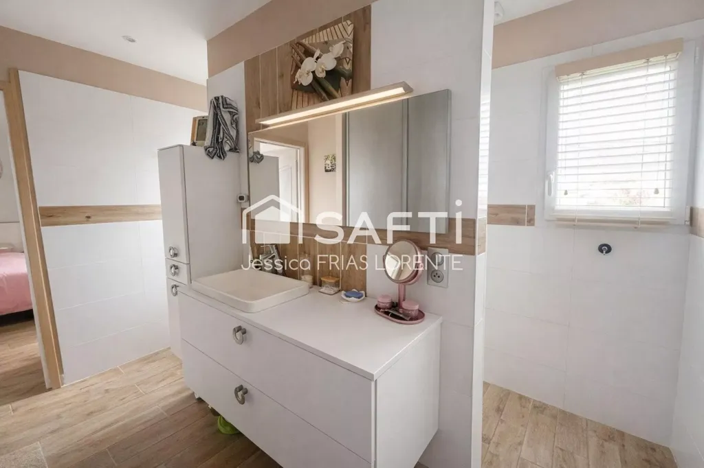 Bathrooms - Modern House with Terrace in Pompignac