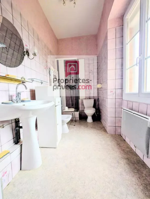 Salles de bain - Maison de village avec tour en pierre à Cosse Le Vivien