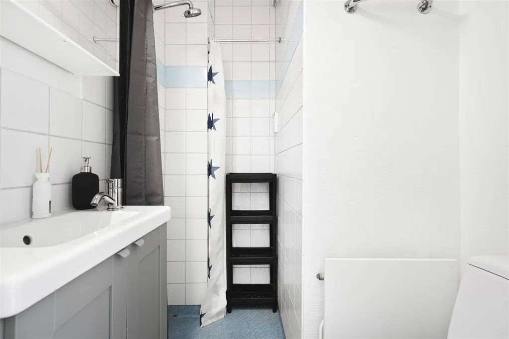 Salles de bain - 1st Floor Apartment with Balcony in Uppsala
