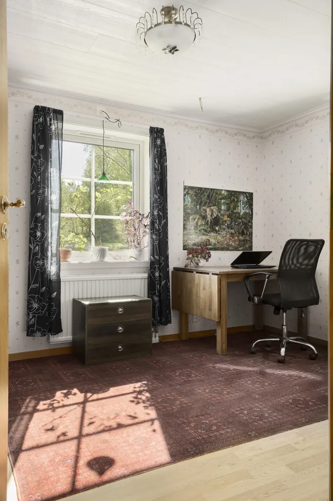 Bureau - Villa with Workshop in Idyllic Setting