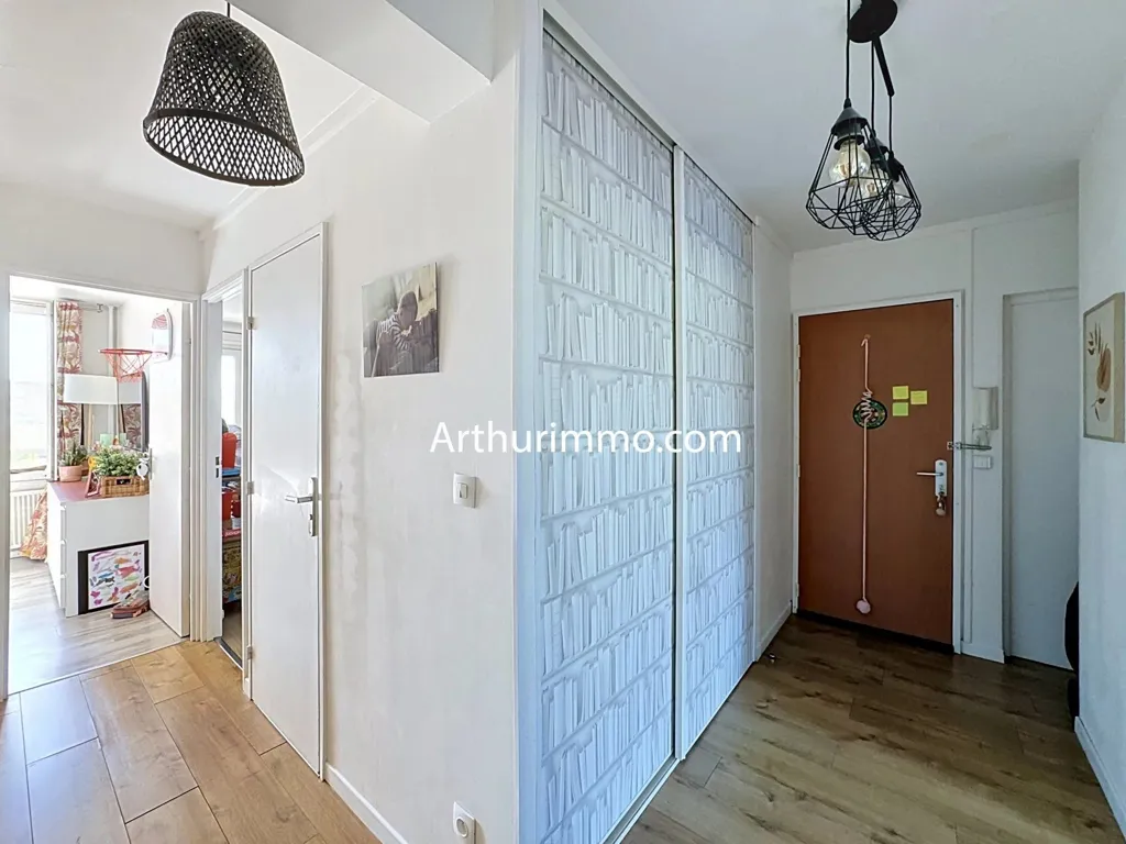 Hallway - 4-Piece Apartment with Balcony in Créteil
